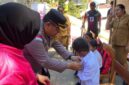 Kapolres Ende AKBP Yudhi Franata, S.I.K., M.H., M.Tr.Opsla didampingi Ibu Bhayangkari menyerahkan bantuan seragam kepada Siswa SD Inpres Roworena 2 (Foto: Mateus Bheri/SP)