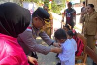 Kapolres Ende AKBP Yudhi Franata, S.I.K., M.H., M.Tr.Opsla didampingi Ibu Bhayangkari menyerahkan bantuan seragam kepada Siswa SD Inpres Roworena 2 (Foto: Mateus Bheri/SP)