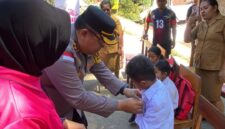 Kapolres Ende AKBP Yudhi Franata, S.I.K., M.H., M.Tr.Opsla didampingi Ibu Bhayangkari menyerahkan bantuan seragam kepada Siswa SD Inpres Roworena 2 (Foto: Mateus Bheri/SP)