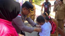 Kapolres Ende AKBP Yudhi Franata, S.I.K., M.H., M.Tr.Opsla didampingi Ibu Bhayangkari menyerahkan bantuan seragam kepada Siswa SD Inpres Roworena 2 (Foto: Mateus Bheri/SP)