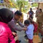 Kapolres Ende AKBP Yudhi Franata, S.I.K., M.H., M.Tr.Opsla didampingi Ibu Bhayangkari menyerahkan bantuan seragam kepada Siswa SD Inpres Roworena 2 (Foto: Mateus Bheri/SP)