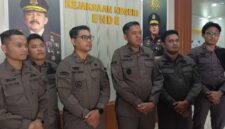 Kepala Kejaksaan Negeri (Kajari) Ende, Dr. Subagio Gigi Wijaya, S.H.,M.H didampingi Kasi Pidsus dan Pidum sedang memberikan keterangan Pers (Foto: Mateus Bheri/SP)
