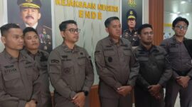 Kepala Kejaksaan Negeri (Kajari) Ende, Dr. Subagio Gigi Wijaya, S.H.,M.H didampingi Kasi Pidsus dan Pidum sedang memberikan keterangan Pers (Foto: Mateus Bheri/SP)