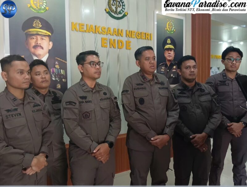 Kepala Kejaksaan Negeri (Kajari) Ende, Dr. Subagio Gigi Wijaya, S.H.,M.H didampingi Kasi Pidsus dan Pidum sedang memberikan keterangan Pers (Foto: Mateus Bheri/SP)