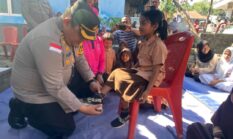 Kapolres Ende dan Ketua Bhayangkari Serahkan Bantuan Perlengkapan Sekolah dan Susu Untuk Para Pelajar