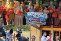 Penyaluran Bantuan dari Ikatan Keluarga Ende-Lio Sare (IKELS) Kutai Timur  Kaltim kepada Masyarakat terdampak bencana Gempa Bumi Flores di Ende (Foto: Mateus Bheri/SP)