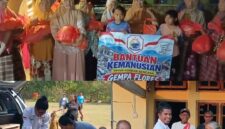 Penyaluran Bantuan dari Ikatan Keluarga Ende-Lio Sare (IKELS) Kutai Timur  Kaltim kepada Masyarakat terdampak bencana Gempa Bumi Flores di Ende (Foto: Mateus Bheri/SP)