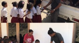 Ketua Ikatan Keluarga Ende Lio Sare Kutai Timur-Kaltim, Quirinus Parwono Rasi membagikan Susu Kotak dan Makanan Ringan kwpada Siswa Siswi TK dan SD (Foto: Mateus Bheri/SP)
