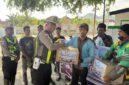Kasat Lantas Polres Ende, Iptu I Gede Wisna, S.H salurkan bantuan Sembako untuk warga kurang mampu dan Ojek Online (Foto; Mateus Bheri/SP)