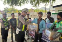 Kasat Lantas Polres Ende, Iptu I Gede Wisna, S.H salurkan bantuan Sembako untuk warga kurang mampu dan Ojek Online (Foto; Mateus Bheri/SP)