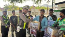 Kasat Lantas Polres Ende, Iptu I Gede Wisna, S.H salurkan bantuan Sembako untuk warga kurang mampu dan Ojek Online (Foto; Mateus Bheri/SP)