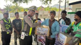 Kasat Lantas Polres Ende, Iptu I Gede Wisna, S.H salurkan bantuan Sembako untuk warga kurang mampu dan Ojek Online (Foto; Mateus Bheri/SP)