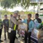Kasat Lantas Polres Ende, Iptu I Gede Wisna, S.H salurkan bantuan Sembako untuk warga kurang mampu dan Ojek Online (Foto; Mateus Bheri/SP)
