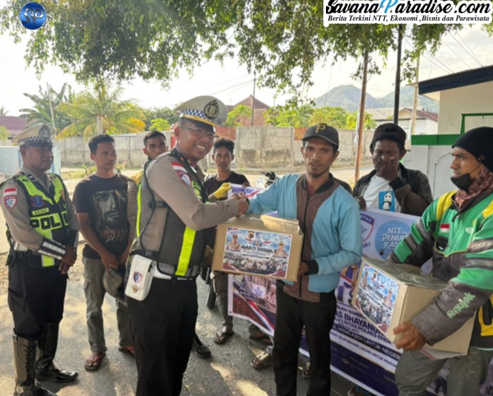 Kasat Lantas Polres Ende, Iptu I Gede Wisna, S.H salurkan bantuan Sembako untuk warga kurang mampu dan Ojek Online (Foto; Mateus Bheri/SP)