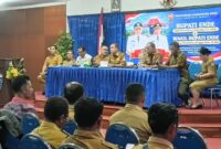 Bupati Ende, Yosef Benediktus Badeoda menerima pera Kepala Desa dan Perangkat Desa untuk menyampaikan aspirasi (Foto: Mateus Bheri/SP)