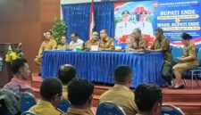 Bupati Ende, Yosef Benediktus Badeoda menerima pera Kepala Desa dan Perangkat Desa untuk menyampaikan aspirasi (Foto: Mateus Bheri/SP)