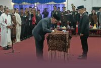 Sekretaris Daerah, Gabriel Dala sedang menandatangi berita acara pelantikan (Foto; Mateus Bheri/SP) 