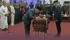 Sekretaris Daerah, Gabriel Dala sedang menandatangi berita acara pelantikan (Foto; Mateus Bheri/SP) 
