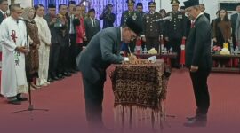 Sekretaris Daerah, Gabriel Dala sedang menandatangi berita acara pelantikan (Foto; Mateus Bheri/SP) 