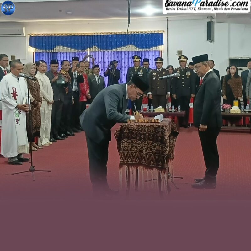 Sekretaris Daerah, Gabriel Dala sedang menandatangi berita acara pelantikan (Foto; Mateus Bheri/SP) 