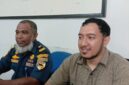 Kepala Kantor Kesyahbandaran dan Otoritas Pelabuhan (KSOP) kelas IV Ende, melalui Penata Layanan Operasional, Muhamad Ramadhan dan Plt. Kepala Cabang PELNI Ende, Haikal M. Djibran saat memberikan keterangan pers kepada sejumlah awak media (Foto; Mateus Bheri/SP)