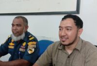 Kepala Kantor Kesyahbandaran dan Otoritas Pelabuhan (KSOP) kelas IV Ende, melalui Penata Layanan Operasional, Muhamad Ramadhan dan Plt. Kepala Cabang PELNI Ende, Haikal M. Djibran saat memberikan keterangan pers kepada sejumlah awak media (Foto; Mateus Bheri/SP)