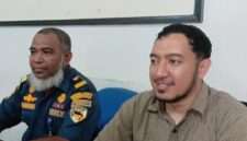 Kepala Kantor Kesyahbandaran dan Otoritas Pelabuhan (KSOP) kelas IV Ende, melalui Penata Layanan Operasional, Muhamad Ramadhan dan Plt. Kepala Cabang PELNI Ende, Haikal M. Djibran saat memberikan keterangan pers kepada sejumlah awak media (Foto; Mateus Bheri/SP)