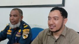 Kepala Kantor Kesyahbandaran dan Otoritas Pelabuhan (KSOP) kelas IV Ende, melalui Penata Layanan Operasional, Muhamad Ramadhan dan Plt. Kepala Cabang PELNI Ende, Haikal M. Djibran saat memberikan keterangan pers kepada sejumlah awak media (Foto; Mateus Bheri/SP)