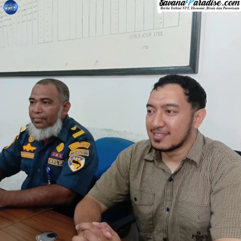 Kepala Kantor Kesyahbandaran dan Otoritas Pelabuhan (KSOP) kelas IV Ende, melalui Penata Layanan Operasional, Muhamad Ramadhan dan Plt. Kepala Cabang PELNI Ende, Haikal M. Djibran saat memberikan keterangan pers kepada sejumlah awak media (Foto; Mateus Bheri/SP)