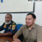 Kepala Kantor Kesyahbandaran dan Otoritas Pelabuhan (KSOP) kelas IV Ende, melalui Penata Layanan Operasional, Muhamad Ramadhan dan Plt. Kepala Cabang PELNI Ende, Haikal M. Djibran saat memberikan keterangan pers kepada sejumlah awak media (Foto; Mateus Bheri/SP)